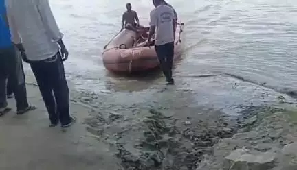 कैराना: कैराना में ब्रिज के निकट डूब रहे एक शिवभक्त कांवड़िए की जान प्राइवेट गोताखोर व फ्लड पीएसी के जवानों ने बचाई
