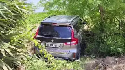 உளுந்தூர்பேட்டை: தேசிய நெடுஞ்சாலையில் ஷேக் உசேன் பேட்டையில் சென்று கொண்டிருந்த கார் திடீரென பத்தடி பள்ளத்தில் பாய்ந்து மரத்தில் மோதி விபத்து