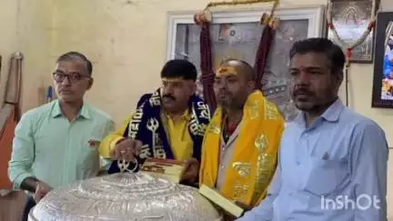 उज्जैन शहर: विश्व प्रसिद्ध बाबा महाकाल मंदिर में दिल्ली के श्रद्धालुओं ने बाबा महाकाल को चांदी का मुकुट अर्पित किया