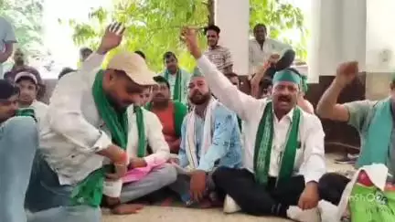 छिबरामऊ: तहसील परिसर में भा.कि.यू. टिकैत के पदाधिकारियों ने किसानों की समस्याओं को लेकर धरना दिया, ज्ञापन सौंपा
