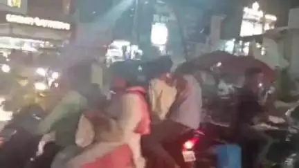 दमयंती नगर: घंटाघर पर सड़क के गड्ढे में पलटा ई-रिक्शा, राहगीरों ने घायलों को अस्पताल पहुंचाया