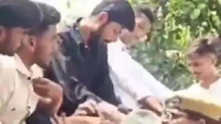 बड़गांव: छात्रसंघ चुनाव करवाने की मांग को लेकर छात्रों ने कलेक्ट्रेट पर किया प्रदर्शन, पुलिस ने रोका, सांसद ने बात की