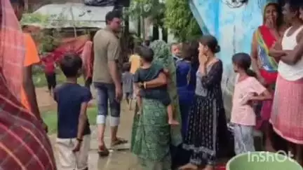 बरहट: मलयपुर बस्ती स्थित एक घर में विषैला सांप मिलने से परिवार वालों में दहशत
