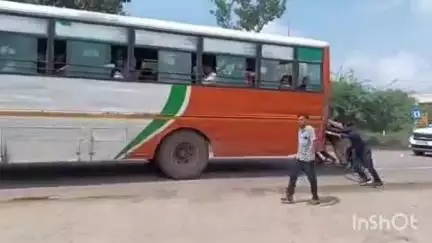 खैर: उत्तर प्रदेश की रोडवेज बस धक्के से चल रही है, भीषण गर्मी में यात्रियों ने लगाया धक्का, वीडियो आया सामने