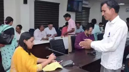 प्रशासनिक संकुल भवन में सीईओ जिला पंचायत द्वारा विभिन्न मामलों की जनसुनवाई की गई