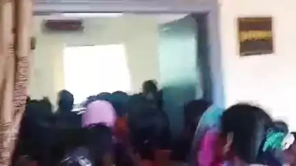चाकुलिया: चाकुलिया प्रखंड मुख्यालय में मईंया सम्मान राशि न मिलने पर महिलाओं का हंगामा