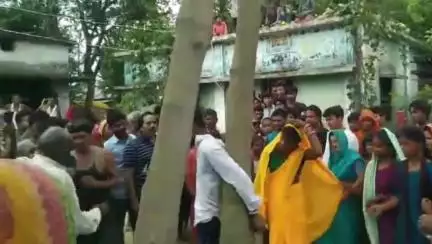 त्रिवेणीगंज: खूँटे से बांधकर झाड़ू और सैंडल से युवक की पिटाई, वीडियो वायरल