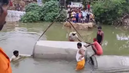 चुनार: ओढ़ी गांव में निर्माणाधीन पुल के पास का रास्ता बहने से गांवों का संपर्क टूटा