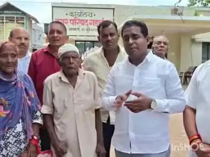कोरपना: शहरातील समस्या सोडविण्याकरिता गडचांदूर नगरपरिषदेवर काँग्रेसचा हल्लाबोल