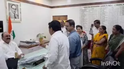 जळगाव: सुनंदिनी पार्क, दत्तनगर नागरिकांना मूलभूत सुविधा मिळत नसल्याने नागरिक व आयुक्त यांच्यात खडाजंगी
