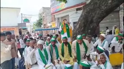 सहसवान: सहसवान के तहसील परिसर में सरकारी स्कूलों के विलय को लेकर भारतीय किसान यूनियन ने किया विरोध प्रदर्शन