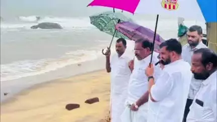 ഹൊസ്ദുർഗ്: കടൽക്ഷോഭം നേരിടുന്ന തൃക്കണ്ണാട് കടപ്പുറം രാജ്മോഹൻ ഉണ്ണിത്താൻ എം.പി സന്ദർശിച്ചു