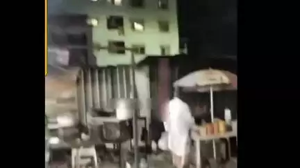 हवेली: हडपसर सय्यदनगर येथील बर्गरच्या दुकानात ग्राहकाला बर्गर खाताना आढळली आळी