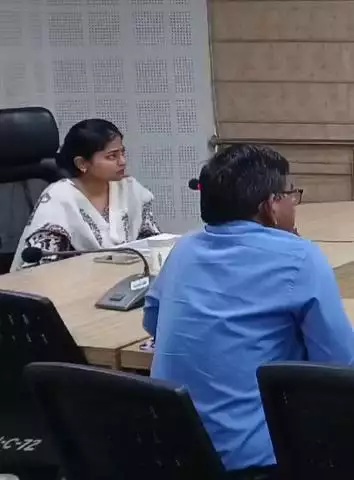 अलवर: जिला निष्पादन समिति व मिड डे मील योजना की समीक्षा बैठक मिनी सचिवालय में हुई आयोजित, जिला कलेक्टर ने की अध्यक्षता
