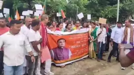 বালিজানা: চৰকাৰী মাটি বেদখলমুক্ত কৰাত চহৰৰ বাপুজী নগৰৰ ডি আইচি ফিল্ডৰ পৰা বিজেপিৰ ধন্যবাদ কাৰ্যসূচীৰে বিশাল সমদল বাহিৰ