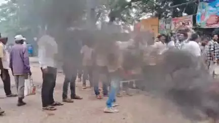 ଭଦ୍ରକ ଗ୍ରାମାଞ୍ଚଳ: ଏଫ୍ ଏମ୍ କଲେଜ ଛାତ୍ରୀ ମୃତ୍ୟୁକୁ ନେଇ ବିଜୁ ଯୁବ ଛାତ୍ର ଜନତା ଦଳ ପକ୍ଷରୁ ଆଗରପଡ଼ା ଠାରେ ବିକ୍ଷୋଭ ପ୍ରଦର୍ଶନ ସହ କୁଶପୁତ୍ତଳିକା ଦାହ