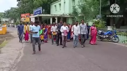 ଫୁଲବାଣୀ ସହର: ଜିଲ୍ଲାପାଳଙ୍କ କାର୍ଯ୍ୟାଳୟ ଠାରେ ଲକ୍ଷ୍ମୀ ବସ ଚଳାଚଳ ପାଇଁ ଦାବିପତ୍ର ପ୍ରଦାନ କଲେ କୁଏରୀମାଣ୍ଡୁ ଗ୍ରାମବାସୀ
