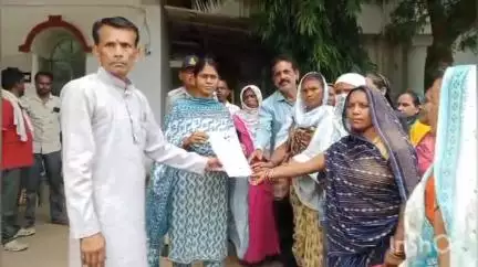 कटनी नगर: कलेक्टर कार्यालय में स्व-सहायता समूह की महिलाओं का प्रदर्शन, मशीन से भोजन बनने पर होंगी बेरोजगार