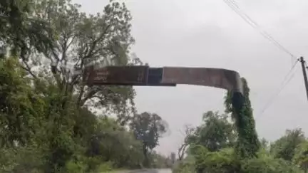 भंडारा: भंडारा ते तुमसर मार्गावरील भंडारा-दाभा-वरठी पर्यंतचे खड्डे त्वरित बुजवावे; युवक काँग्रेसचे उपविभागीय अभियंत्यांना निवेदन