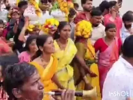 ಹುಮ್ನಾಬಾದ್: ಪಟ್ಟಣದಲ್ಲಿ ಮರಗೆಮ್ಮ ಜಾತ್ರೆ ಹಿನ್ನೆಲೆ ಕೋಳಿವಾಡದಲ್ಲಿ ಮಾತೆಯರಿಂದ ಕಳಶ ಹೊತ್ತು ಶೋಭಾಯಾತ್ರೆ