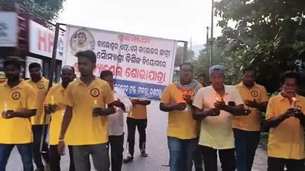 ନୟାଗଡ: FM କଲେଜ ଛାତ୍ରୀ ଆତ୍ମାହୁତି ଘଟଣା, 
ଟାକରା ମେଡ଼ିକାଲ ଠାରୁ ଉତ୍ସର୍ଗ ଫାଉଣ୍ଡେସନ ଟ୍ରଷ୍ଟ ତରଫରୁ କ୍ୟାଣ୍ଡେଲ ଶୋଭାଯାତ୍ରା