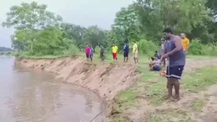 କେନ୍ଦୁଝର ସହର: କୁଶେଇ ନଦୀକୁ ବାସନ ମାଜିବାକୁ ଯାଇ ସ୍ୱାମୀ ଆଗରେ ଭାସିଯାଇ ସ୍ତ୍ରୀ ନିଖୋଜ, ଅଗ୍ନିଶମ ବିଭାଗ ପକ୍ଷରୁ ଖୋଜାଖୋଜି ଜାରି