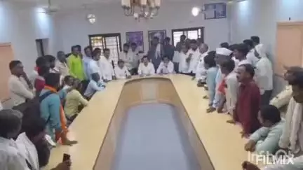 नांदेड: नांदेड कृषी उत्पन्न बाजार समितीमध्ये शेतकरी आक्रमक, शेतकऱ्यांनी खरेदीदारांच्या विरोधात हळदीचा लिलाव पडला बंद