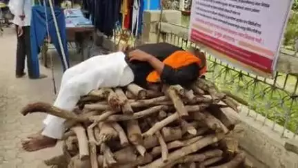 नांदेड: जिल्हा परिषद शाळेतील शिक्षकावर कारवाईच्या मागणीसाठी एकाचे जिल्हापरिषदेसमोर सरनावर झोपून आंदोलन