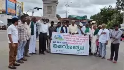 ಕೊಪ್ಪಳ: ದೇವನಹಳ್ಳಿ ಭೂ ಹೋರಾಟಕ್ಕೆ ಐತಿಹಾಸಿಕ ಜಯ, ಅಶೋಕ ವೃತ್ತದಲ್ಲಿ ಕಾರ್ಖಾನೆ ವಿರೋಧಿ ಹೋರಾಟಗಾರರ ಸಂಭ್ರಮಾಚರಣೆ