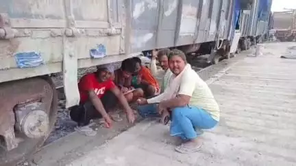 सिवान: असुरक्षा के बीच काम करते हैं सिवान रेल माल गोदाम के मजदूर, नहीं मिल रही मूलभूत सुविधाएं #jansamasya