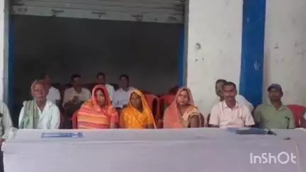 समस्तीपुर: विक्रमपुर बांदे गांव में पैक्स प्रबंधक को हटाने की मांग पर कार्यसमिति सदस्यों का अनशन