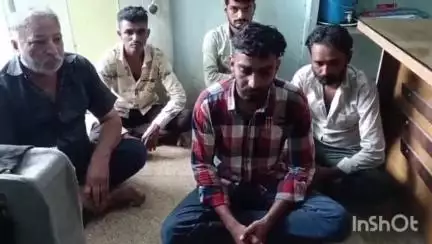 કેશોદ: કેશોદના અજાબ ગામેથી પાંચ જુગારીઓને જુગાર રમતા પકડી પાડતી પોલીસ