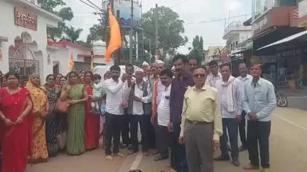 आमला: आमला से चार धाम यात्रा रवाना, नपा अध्यक्ष व उपाध्यक्ष ने 55 श्रद्धालुओं को तिलक लगाकर किया विदा