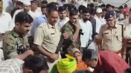 नागौर: सांसद बेनीवाल की चेतावनी के बाद मंच पर पहुंचे जिला परिषद के सीईओ, एएसपी व एसडीएम ने लिया मांग पत्र