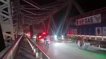 বইটামাৰী: যোগীঘোপাৰ নৰনাৰায়ণ সেতুত সংঘটিত হয় পথ দুৰ্ঘটনা, যাত্ৰীবাহী বাছ আৰু ট্ৰাকৰ মুখামুখি সংঘৰ্ষ , আৰক্ষী উপস্থিত