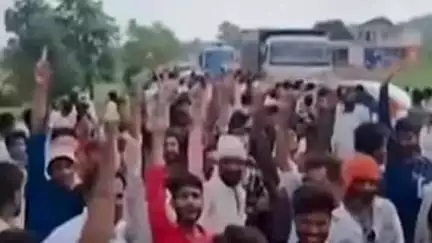 केसली: सड़क बनाने की मांग पर हड़ताल खत्म, 50 ट्रॉली मुरम डालने का काम शुरू
