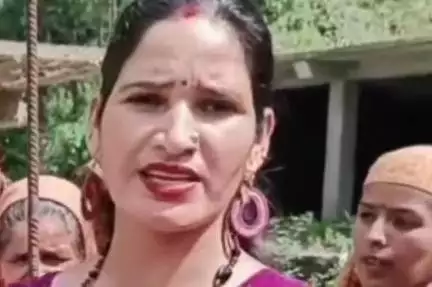 कुल्लू: जिला कुल्लू के गमोग और राहणू पंचायत की महिलाओं ने स्टेट प्रशिक्षक कविता से पाइन नीडल का प्रशिक्षण लिया