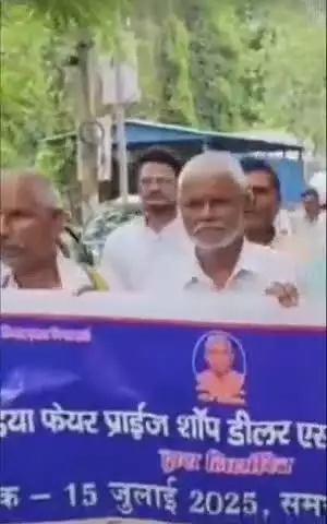 नवाबगंज: कोटेदारों ने बकाया कमीशन को लेकर जिला पूर्ति कार्यालय का किया घेराव, अनिश्चितकालीन हड़ताल की दी चेतावनी