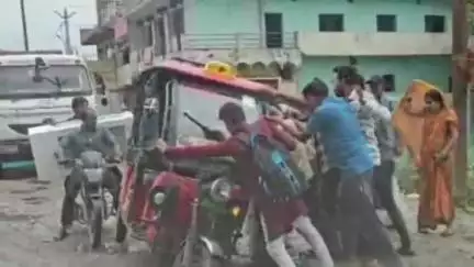 दुधि: डीबुलगंज में ई-रिक्शा पलटने से यात्री हुए चोटिल