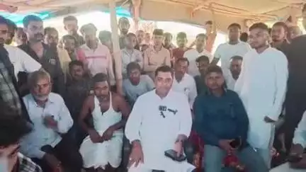 गोरौल: डेढ़ माह से लापता युवती की हत्या के बाद शव दफन, कांग्रेस नेता ने परिजनों से की मुलाकात