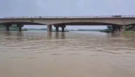 कैराना: कैराना क्षेत्र में यमुना नदी के जलस्तर में वृद्धि, ब्रिज के निकट गोताखोरों को किया गया अलर्ट