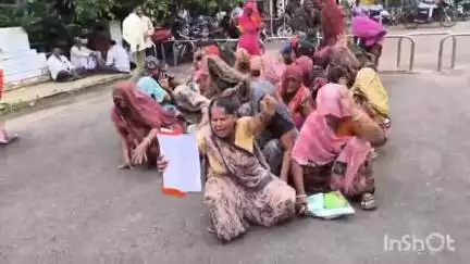 जावद: जावद तहसील: सुठोली गांव में सड़क और पानी की समस्या से परेशान महिलाएं घुटनों के बल कलेक्टर कार्यालय पहुंचीं