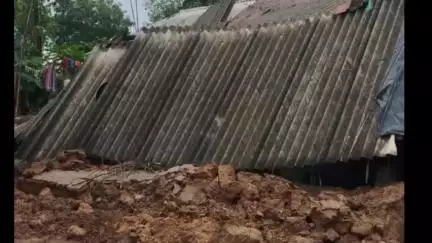 বান্দোয়ান: টানা বৃষ্টিতে ভেঙে পড়ল মাটির বাড়ি, বান্দোয়ানের চিরুডি ও লতাপাড়া গ্রামের ঘটনা