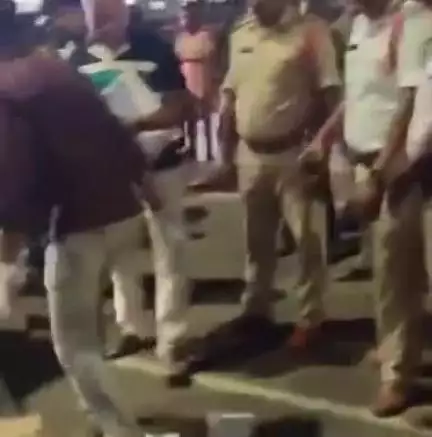 విజయవాడ ఎనికెపాడు లో ఘోర రోడ్డు ప్రమాదం, భర్త దుర్మరణం, భార్యకు తీవ్ర గాయాలు