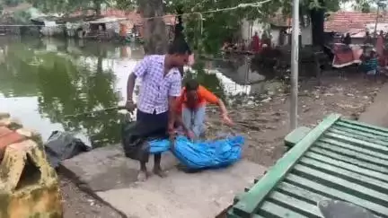 চণ্ডীতলা ২: পুকুর থেকে রক্তাক্ত দেহ উদ্ধার কোন নগরে ঘটনাস্থলে পুলিশ আধিকারিকরা। এলাকায় ব্যাপক চাঞ্চল্য