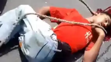 हमीरगढ़: मंडपिया थाना क्षेत्र में ट्रक ने आगे चल रही कार को मारी टक्कर, कार में सवार एक युवक की मौत, एक घायल