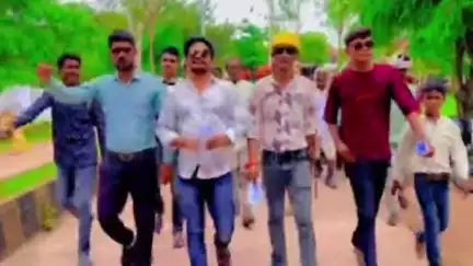 सिमरिया: कलेक्ट्रेट में 8 ग्राम के विस्थापितों का प्रदर्शन, विभिन्न मांगों को लेकर कलेक्टर को सौंपा ज्ञापन