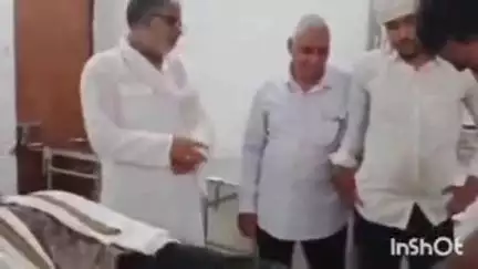 सलेमपुर: मार्ग दुर्घटना में घायल मंदबुद्धि अज्ञात व्यक्ति को समाजसेवी ने सुभाष आश्रम बारीकपुर में कराया भर्ती