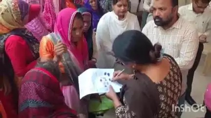 गुना: ग्राम सिंगवासा चक में लाइट न होने से कलेक्ट्रेट पहुंचे लोगों का फूटा गुस्सा, कलेक्टर से लाइट देने रखी मांग #jansamasya