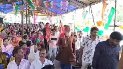 আউশগ্রাম ২: লাল পতাকা নিয়ে সোজা তৃণমূলের মঞ্চে সিপিআইএম কর্মীরা, আজব ঘটনা আউশগ্রামের বিষ্ণুপুরে